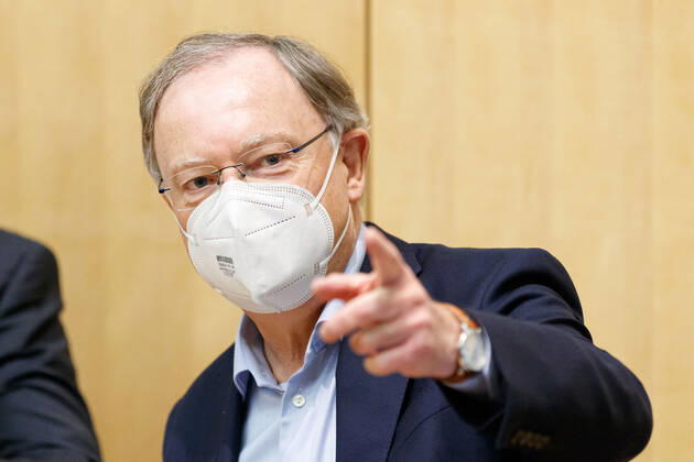 DEUTSCHLAND, NIEDERSACHSEN, HANNOVER, 03.02.2021 - Vorführung von Corona-Spürhunden zum Besuch des Niedersächsischen Ministerpräsidenten - Stiftung Tierärztliche Hochschule Hannover - Stephan Weil (SPD), Ministerpräsident von Niedersachsen, reagiert auf Fragen von Journalisten nach der Vorführung. Weil informiert sich bei seinem Besuch im Klinikum am Bünteweg der Stiftung Tierärztliche Hochschule Hannover, über die Möglichkeiten zum Einsatz von Spürhunden in der Corona-Pandemie, um infizierte Personen zu erkennen. Dieses Forschungsprojekt geschieht unter Beteiligung der Bundeswehr.