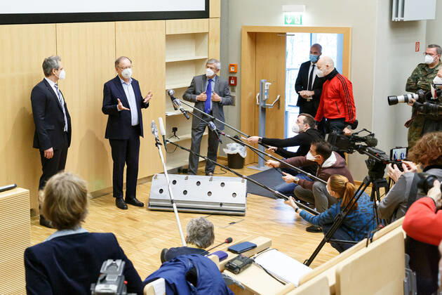 DEUTSCHLAND, NIEDERSACHSEN, HANNOVER, 03.02.2021 - Vorführung von Corona-Spürhunden zum Besuch des Niedersächsischen Ministerpräsidenten - Stiftung Tierärztliche Hochschule Hannover - Stephan Weil (SPD), Ministerpräsident von Niedersachsen, reagiert auf Fragen von Journalisten nach der Vorführung. Weil informiert sich bei seinem Besuch im Klinikum am Bünteweg der Stiftung Tierärztliche Hochschule Hannover, über die Möglichkeiten zum Einsatz von Spürhunden in der Corona-Pandemie, um infizierte Personen zu erkennen. Dieses Forschungsprojekt geschieht unter Beteiligung der Bundeswehr.