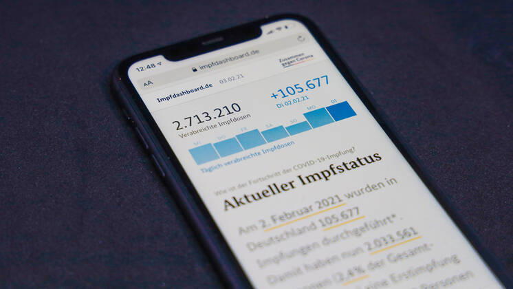 Impfdashboard des Bundesministerium für Gesundheit - Aktueller Impfstatus DEU, Deutschland, Berlin, 03.02.2021: Impfdashboard.de Stand: 03. Februar 2021, 12:00 Uhr, angezeigt auf einem iPhone. Fortschritt der COVIDâ -â 19â -â Impfung.