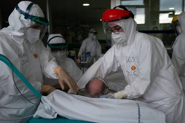 Health workers attend a coronavirus patient at the Universitary Hospital of Ourense, Galicia, northwestern of Spain on 03 February 2021. According to the Health Ministry yesterday Spain added 724 victims for coronavirus and the last week has been more than 3,000 deaths. In total, Spanish government has recorded 59,805 official coronavirus deaths since the pandemic began in March 2020. Spain close to the 60,000 deaths due to coronavirus !ACHTUNG: NUR REDAKTIONELLE NUTZUNG!  Copyright: xBraisxLorenzox GRAF1335 20210203-637479544415937790
