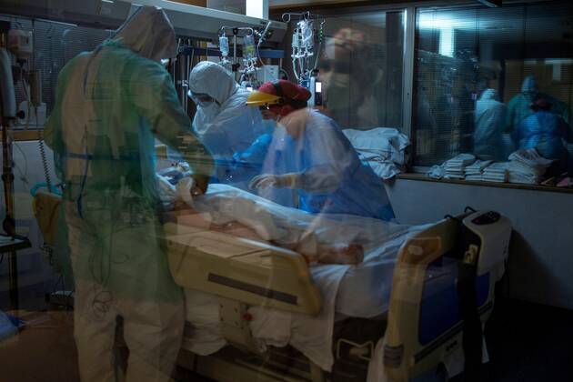 Health workers attend a coronavirus patient at the Universitary Hospital of Ourense, Galicia, northwestern of Spain on 03 February 2021. According to the Health Ministry yesterday Spain added 724 victims for coronavirus and the last week has been more than 3,000 deaths. In total, Spanish government has recorded 59,805 official coronavirus deaths since the pandemic began in March 2020. Spain close to the 60,000 deaths due to coronavirus !ACHTUNG: NUR REDAKTIONELLE NUTZUNG!  Copyright: xBraisxLorenzox GRAF1337 20210203-637479544441406045