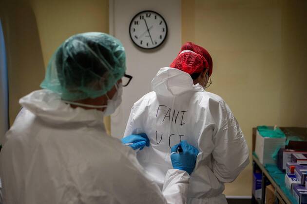 Health workers write their name in order to recognize each other at the Universitary Hospital of Ourense, Galicia, northwestern of Spain on 03 February 2021. According to the Health Ministry yesterday Spain added 724 victims for coronavirus and the last week has been more than 3,000 deaths. In total, Spanish government has recorded 59,805 official coronavirus deaths since the pandemic began in March 2020. Spain close to the 60,000 deaths due to coronavirus !ACHTUNG: NUR REDAKTIONELLE NUTZUNG!  Copyright: xBraisxLorenzox GRAF1345 20210203-637479545107800257