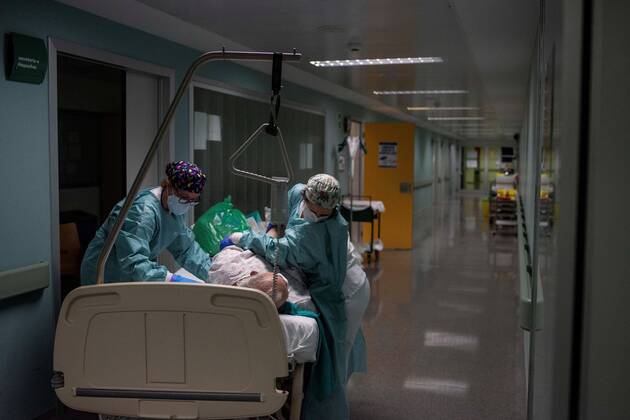 Health workers attend a coronavirus patient at the Universitary Hospital of Ourense, Galicia, northwestern of Spain on 03 February 2021. According to the Health Ministry yesterday Spain added 724 victims for coronavirus and the last week has been more than 3,000 deaths. In total, Spanish government has recorded 59,805 official coronavirus deaths since the pandemic began in March 2020. Spain close to the 60,000 deaths due to coronavirus !ACHTUNG: NUR REDAKTIONELLE NUTZUNG!  Copyright: xBraisxLorenzox GRAF1347 20210203-637479545160612086