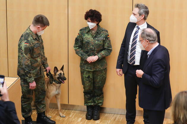 Niedersachsen, Hannover, 03.02.2021, Ministerpräsident Stephan Weil (SPD) informierte sich an der Tierärztlichen Hochschule (TiHo) über das Projekt «Corona-Spürhunde». Die Hunde sind in der Lage Speichelproben von SARS-CoV-2-infizierter Menschen zu erkennen und könnten in Zukunft bei Veranstaltungen eingesetzt werden. Spürhund, Bundeswehr, Coronavirus, Covid-19, Der belgische Schäferhund Filou schnüffelt in der Tierärztlichen Hochschule (TiHo) an einer Trainingsmaschine für Corona Spürhunde. Dahinter stehen Pascal Baum (l-r) und Esther Schalke von der Schule für Diensthundewesen der Bundeswehr, Holger Volk, Direktor der Kleintierklinik und Niedersachsens Ministerpräsident Stephan Weil,