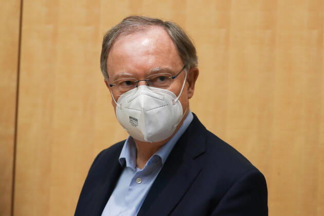 Niedersachsen, Hannover, 03.02.2021, Ministerpräsident Stephan Weil (SPD) informierte sich an der Tierärztlichen Hochschule (TiHo) über das Projekt Â«Corona-SpürhundeÂ». Die Hunde sind in der Lage Speichelproben von SARS-CoV-2-infizierter Menschen zu erkennen und könnten in Zukunft bei Veranstaltungen eingesetzt werden. Spürhund, Bundeswehr, Coronavirus, Covid-19,