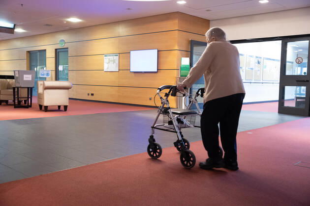 Niedersachsen, Hannover, 03.02.2021, Bundeswehr Soldaten helfen ab heute in einem Altenheim in Hannover bei Coronatests. Frau über 80 Jahre mit Rollator, Symbolfoto, Pflegeheim,