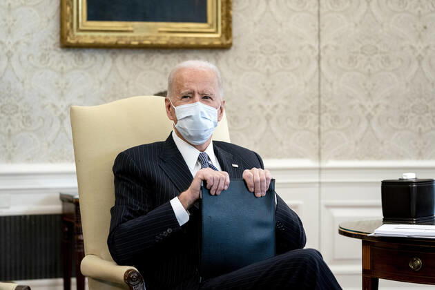 News Bilder des Tages February 3, 2021, Washington, District of Columbia, USA: President Joe Biden wears a protective mask during a meeting with Democratic Senators to discuss the American Rescue Plan in the Oval Office of the White House in Washington on Wednesday, February 3, 2021 Washington USA - ZUMAs152 20210203_zaa_s152_240 Copyright: xStefanixReynoldsx