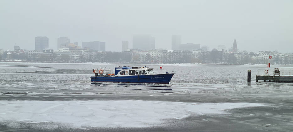 Hamburg im Corona Lockdown Szenen im Februar 2021 rund um die Hamburger Außenalster - Szenen vom Lockdown an der Alster in Hamburg - Polizeiboot WS-Polizei 19 auf der Alster mit Eisgang - Polizei Boot - Schiff -;Hamburg im Corona Lockdown Szenen im Februar 2021 rund um die Hamburger Außenalster -, Hamburg Hamburg Deutschland Innenstadt rund um die Alster