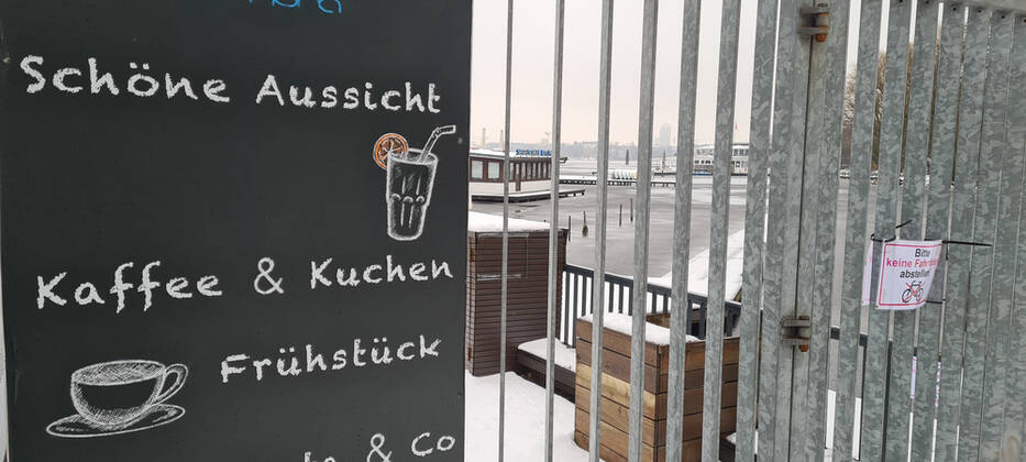 Hamburg im Corona Lockdown Szenen im Februar 2021 rund um die Hamburger Außenalster - geschlossenes Restaurant barca an der Alster;Hamburg im Corona Lockdown Szenen im Februar 2021 rund um die Hamburger Außenalster -, Hamburg Hamburg Deutschland Innenstadt rund um die Alster