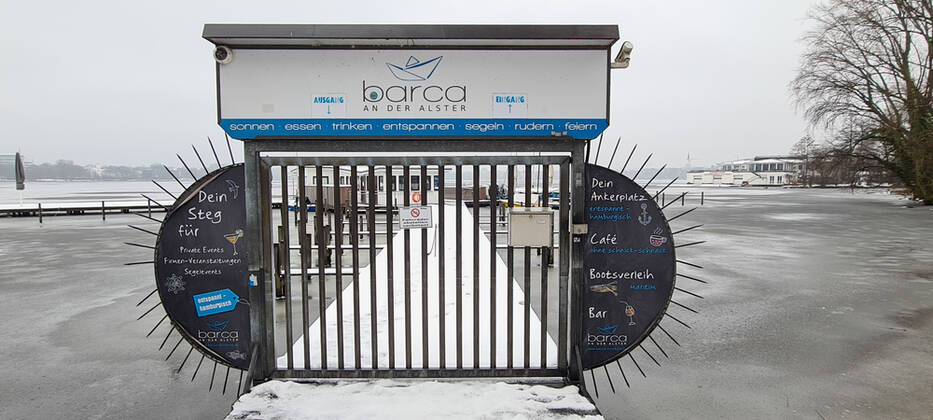 Hamburg im Corona Lockdown Szenen im Februar 2021 rund um die Hamburger Außenalster - geschlossenes Restaurant barca an der Alster;Hamburg im Corona Lockdown Szenen im Februar 2021 rund um die Hamburger Außenalster -, Hamburg Hamburg Deutschland Innenstadt rund um die Alster