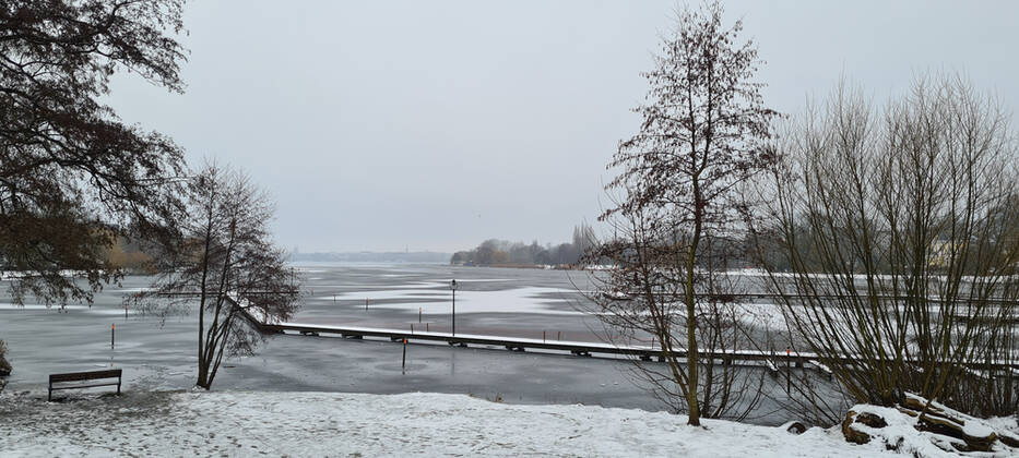 Hamburg im Corona Lockdown Szenen im Februar 2021 rund um die Hamburger Außenalster - Szenen vom Lockdown an der Alster in Hamburg;Hamburg im Corona Lockdown Szenen im Februar 2021 rund um die Hamburger Außenalster -, Hamburg Hamburg Deutschland Innenstadt rund um die Alster