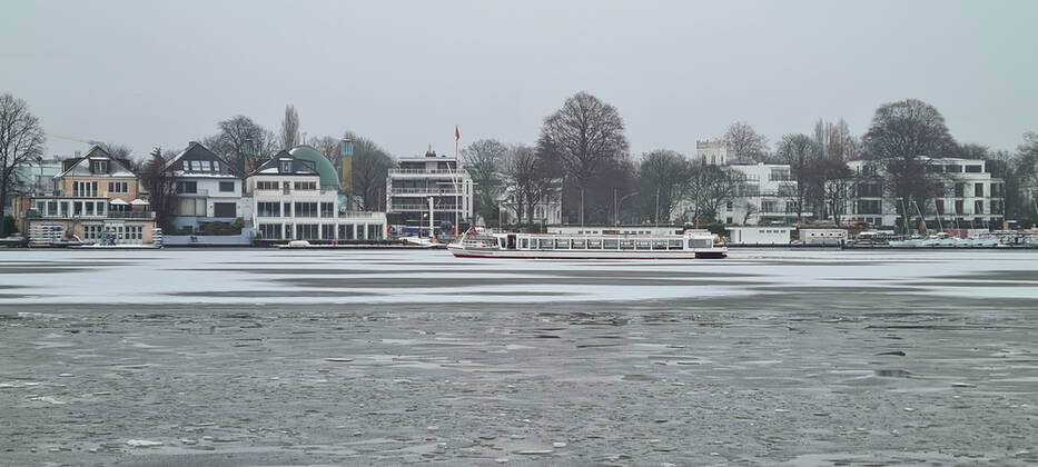 Hamburg im Corona Lockdown Szenen im Februar 2021 rund um die Hamburger Außenalster - Szenen vom Lockdown an der Alster in Hamburg;Hamburg im Corona Lockdown Szenen im Februar 2021 rund um die Hamburger Außenalster -, Hamburg Hamburg Deutschland Innenstadt rund um die Alster