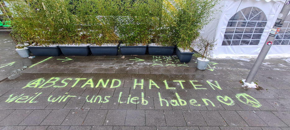 Hamburg im Corona Lockdown Szenen im Februar 2021 rund um die Hamburger Außenalster - Schriftzug Abstand halten vor einem Restaurant in Hamburg-Winterhude;Hamburg im Corona Lockdown Szenen im Februar 2021 rund um die Hamburger Außenalster -, Hamburg Hamburg Deutschland Innenstadt rund um die Alster
