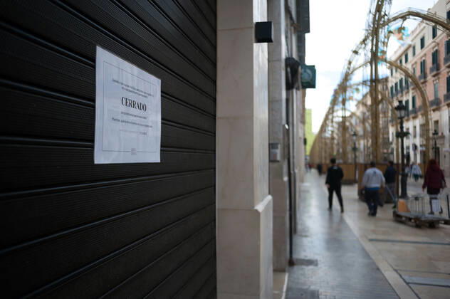 February 3, 2021, Malaga, Spain: A message on a note paper seen outside a closed store in Malaga, amid the partial lockdown caused by coronavirus pandemic. Malaga Spain - ZUMAs197 20210203_zab_s197_006 Copyright: xJesusxMeridax