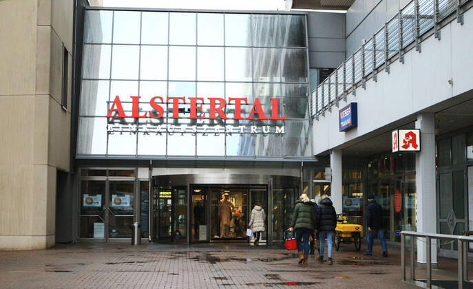 Eingang zum Alstertal-Einkaufszentrum (AEZ) in Hamburg Poppenbüttel während des Lockdowns. Poppenbüttel Hamburg