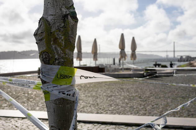 Lissabon, Portugal 3.02.2021 zum Thema Corona-Lockdown in Lissabon v.l., Gesperrte Bürgersteig am Tejo Fluss Foto: Joaquim Ferreira Copyright: JoaquimxFerreira