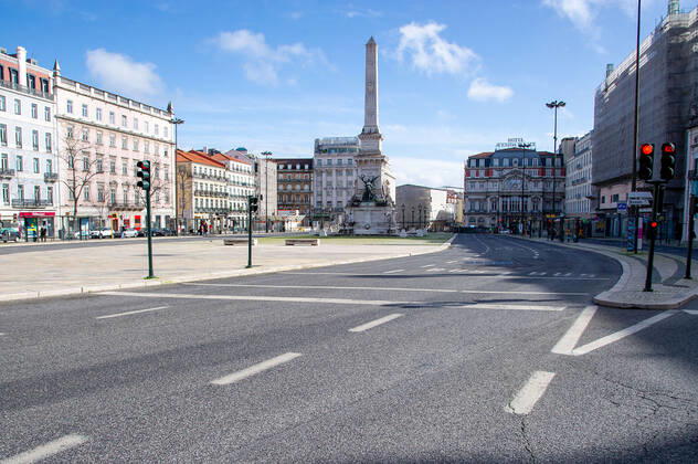 Lissabon, Portugal 3.02.2021 zum Thema Corona-Lockdown in Lissabon v.l., Menschenleer, die Innenstadt wirkt traurig, düster und trostlos Praca dos Restauradores, die Ampel zeigt ROT Foto: Joaquim Ferreira Copyright: JoaquimxFerreira