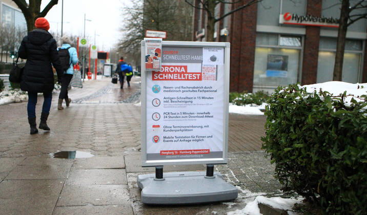 Werbebanner vor der Corona-Teststelle in Hamburg-Poppenbüttel am Heegbarg 16. Poppenbüttel Hamburg