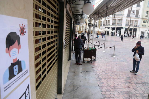Cessation of all non-essential activity in Malaga capital due to the rate of a thousand infections that exceeded in the last 14 days, from today both the hostelerias as any activity marked as non-essential close their doors for the next two weeks, in the image several people collect takeaway food from some bars that offer this service. Malaga on February 03, 2021 03 FEBRUARY 2021 Ãlex Zea LagenciaEP 02 03 2021 Malaga (Andalusia) Malaga (Andalusia) Spain Copyright: xÃlexxZeax 3546345