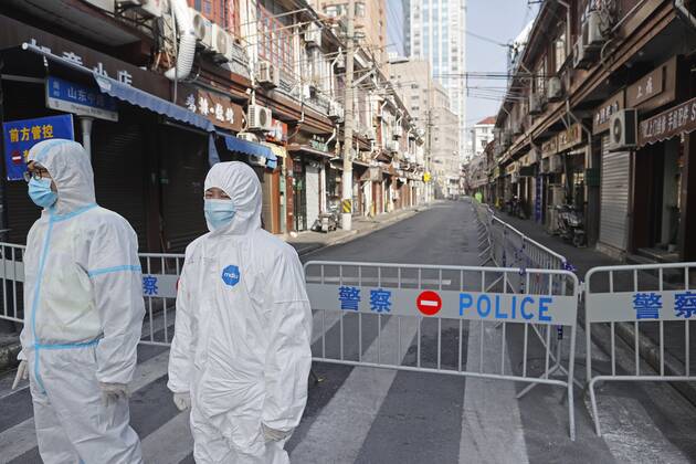 News Bilder des Tages SHANGHAI, CHINA - FEBRUARY 04: Police officers wearing personal protective equipment (PPE) stand guard at a residential community under lockdown at Huangpu District on February 4, 2021 in Shanghai, China.  Copyright: xVCGx CFP111316025869