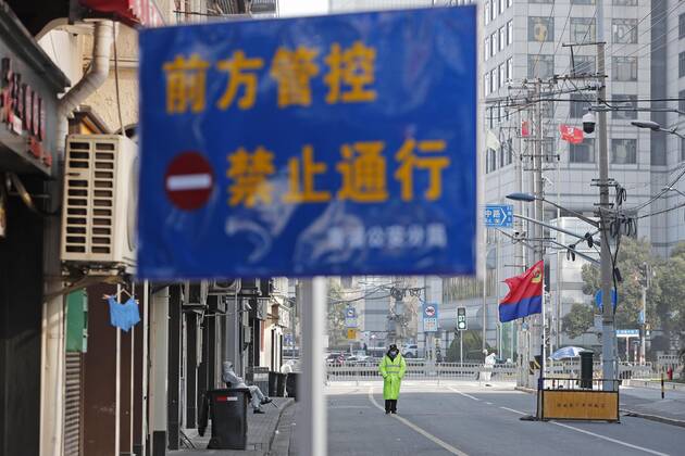 SHANGHAI, CHINA - FEBRUARY 04: A police officer stands guard at a residential community under lockdown at Huangpu District on February 4, 2021 in Shanghai, China.  Copyright: xVCGx CFP111316025871