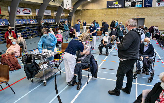 Vaccinationen med Moderna vaccinen til 85+ borgere er igang i Broenderslevhallen, torsdag den 4. februar 2021. Det er foerste gang Moderna anverndes i Danmark. Konkret er der tale om de aeldste borgere i maalgruppen. Dermed er Nordjylland den foerste region i landet, der paabegynder vaccination af denne nye maalgruppe.. , Broenderslev Jylland Denmark Copyright: HenningxBagger HenningxBaggerx COP104 spdk20210204-101424-L