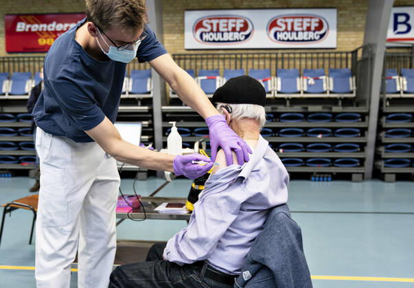 Vaccinationen med Moderna vaccinen til 85+ borgere er igang i Broenderslevhallen, torsdag den 4. februar 2021. Det er foerste gang Moderna anverndes i Danmark. Konkret er der tale om de aeldste borgere i maalgruppen. Dermed er Nordjylland den foerste region i landet, der paabegynder vaccination af denne nye maalgruppe.. , Broenderslev Jylland Denmark Copyright: HenningxBagger HenningxBaggerx COP104 spdk20210204-101949-L