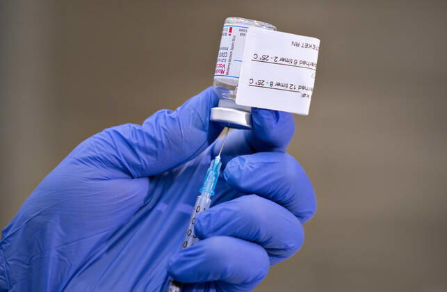 Vaccinationen med Moderna vaccinen til 85+ borgere er igang i Broenderslevhallen, torsdag den 4. februar 2021. Det er foerste gang Moderna anverndes i Danmark. Konkret er der tale om de aeldste borgere i maalgruppen. Dermed er Nordjylland den foerste region i landet, der paabegynder vaccination af denne nye maalgruppe.. , Broenderslev Jylland Denmark Copyright: HenningxBagger HenningxBaggerx COP104 spdk20210204-103604-L