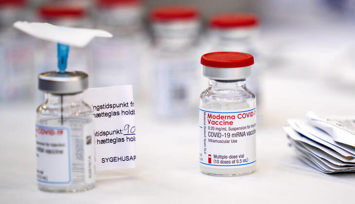 Vaccinationen med Moderna vaccinen til 85+ borgere er igang i Broenderslevhallen, torsdag den 4. februar 2021. Det er foerste gang Moderna anverndes i Danmark. Konkret er der tale om de aeldste borgere i maalgruppen. Dermed er Nordjylland den foerste region i landet, der paabegynder vaccination af denne nye maalgruppe.. , Broenderslev Jylland Denmark Copyright: HenningxBagger HenningxBaggerx COP104 spdk20210204-103831-L