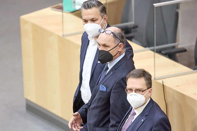 - Wien 03.04.2020 - Parlament Nationalrat Sondersitzung zum Coronamassnahmen -Heute fand im Nationalrat auf FPÖ-Antrag eine Sondersitzung statt. Die FPÖ stellte eine Dringliche Anfrage an den Innenminister. Die Polizei hatte auf geheiss des Innenministerium am vergangenen Wochenende zahlreiche Demonstrationen, darunter auch die der FPÖ verboten, mit Verweis auf die Volksgesundheit in der Coronavirius-Pandemie PHOTO: Nationalratspräsident Wolfgang Sobotka (M ÖVP), ÖVP Generalsekretär Axel Melchior (L ÖVP) und ÖVP-Klubobmann August Wöginger (R) während der Sizungsunterbrechung am Vormittag. Vienna (AUSTRIA) - Parliament National Council special meeting on corona measures - Today, a special meeting took place in the National Council 