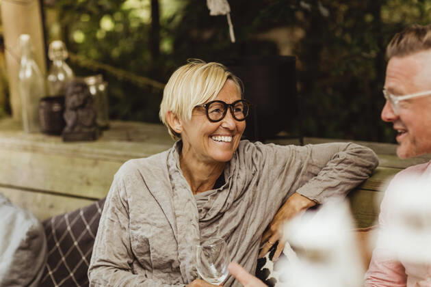 IMAGO Creative: Landleben - Essen Smiling grandmother looking at father while sitting in back yard Sweden, Gothenburg, model released, property released Copyright: xMaskotx , MA83780