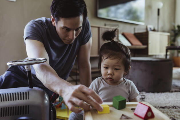 IMAGO Creative: Jahreszeit Winter, Fantasievoll drinnen spielen Father playing with son in living room at home Sweden, Stockholm, model released, property released Copyright: xMaskotx , MA83987