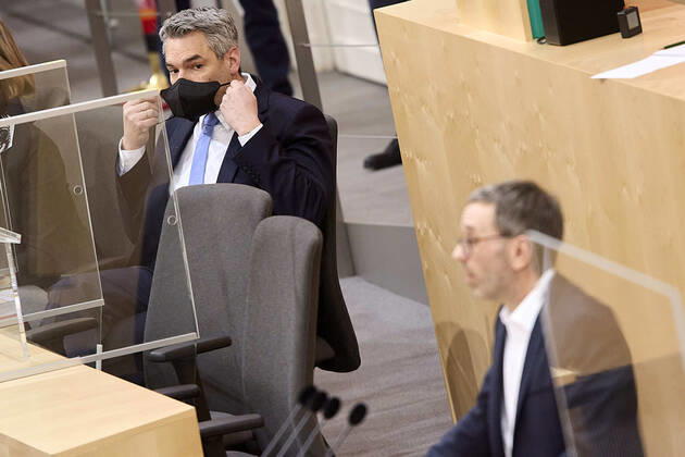 - Wien 03.04.2020 - Parlament Nationalrat Sondersitzung zum Coronavirus - Während der heutigen Sondersitzung wurden u.a. ein drittes Coronavirus-Pakets zur Bekämpfung der Pandemie sowie der wirtschaftlichen Folgen vom österreichischen Parlament beschlossen. Zudem wurden neue Hilfen für einkommensschwache Familien und Medien beschlossen. PHOTO: FPÖ Klubobmann Herbert Kickl am Rednerpult und Innenminister Karl Nehammer (ÖVP) auf der Regierungsbank.. Vienna (AUSTRIA) - Parliament National Council special session on the corona virus - During today s special session, i.a. a third corona virus package to combat the pandemic and the economic consequences has been approved by the Austrian Parliament. In addition, new aid for low-income fam 