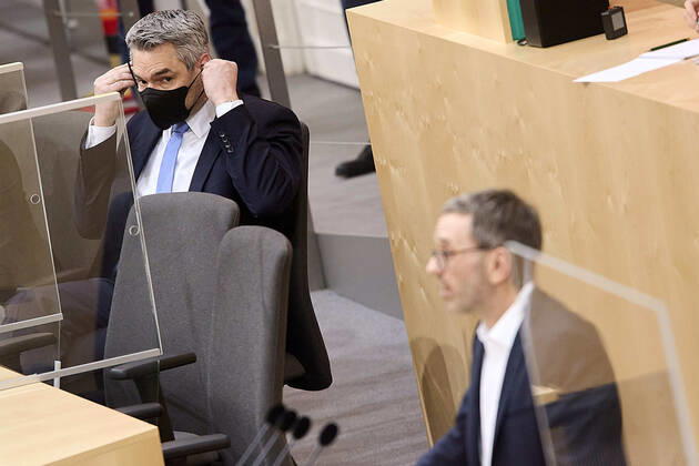 - Wien 03.04.2020 - Parlament Nationalrat Sondersitzung zum Coronavirus - Während der heutigen Sondersitzung wurden u.a. ein drittes Coronavirus-Pakets zur Bekämpfung der Pandemie sowie der wirtschaftlichen Folgen vom österreichischen Parlament beschlossen. Zudem wurden neue Hilfen für einkommensschwache Familien und Medien beschlossen. PHOTO: FPÖ Klubobmann Herbert Kickl am Rednerpult und Innenminister Karl Nehammer (ÖVP) auf der Regierungsbank.. Vienna (AUSTRIA) - Parliament National Council special session on the corona virus - During today s special session, i.a. a third corona virus package to combat the pandemic and the economic consequences has been approved by the Austrian Parliament. In addition, new aid for low-income fam 