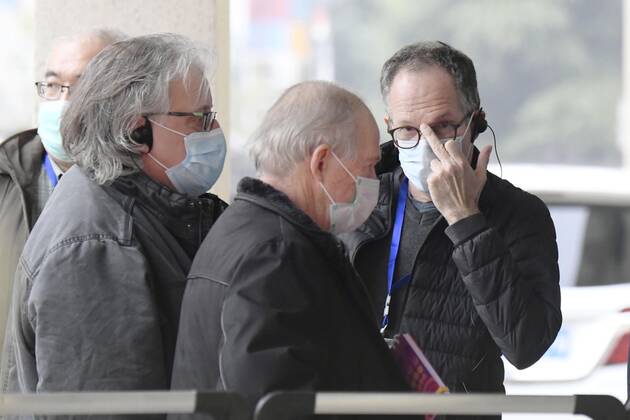 News Bilder des Tages WHO investigation into coronavirus origins in Wuhan Members of the World Health Organization s team investigating the origins of the coronavirus pandemic visit a residential area in Wuhan, China, on Feb. 4, 2021. 