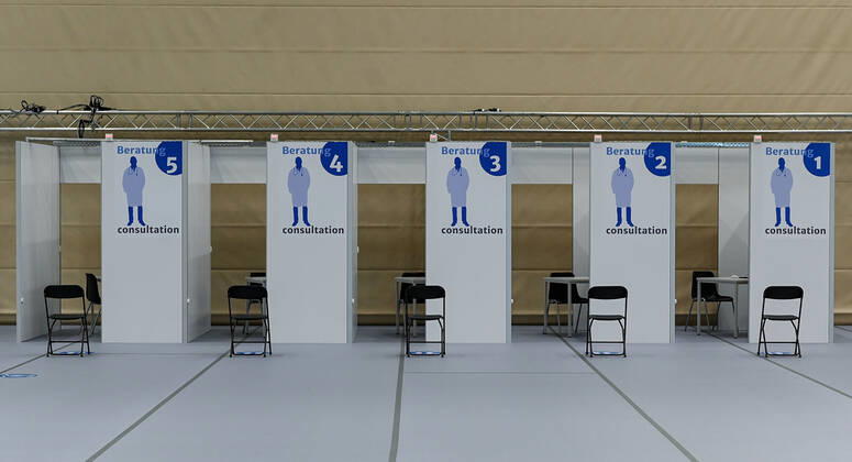 News Bilder des Tages 04.02.2021, xpsx, Lokal Hanau Pressekonferenz Impfzentrum Phase II v.l. Impfzentrum, Impfen, Covid-19 Corona, Impfung, Schutz, Impfhalle, Impfzentrum, Hanau Hessen Deutschland (DEU) August-Schärttner Halle