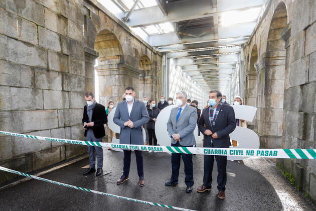 (L-R) The mayor of Tui, Enrique Cabaleiro; the Vice Director of the EGTC of Minho, Uxio Benitez; the President of the EGTC of Minho and the President of the chamber of Vilanova de Cerveira, Fernando Nogueira and the mayor of Valenca, Manuel Lopes during a protest against the border closure linking Arbo (Galicia) and Melgaco (Portugal), on the international bridge Tui-Valenca, on February 4, 2021. The Government of Portugal closed its border with Spain last Friday, January 29, for an initial period of two weeks, in an attempt to contain the spread of the coronavirus pandemic, which has reached unprecedented levels in Portuguese territory during this month. 04 FEBRUARY 2021;MAYORS;POLITICS;BORDER;PORTUGAL Marta Vazquez Rodriguez Lagen Copyright: xMartaxVazquezxRodriguezx 3547707