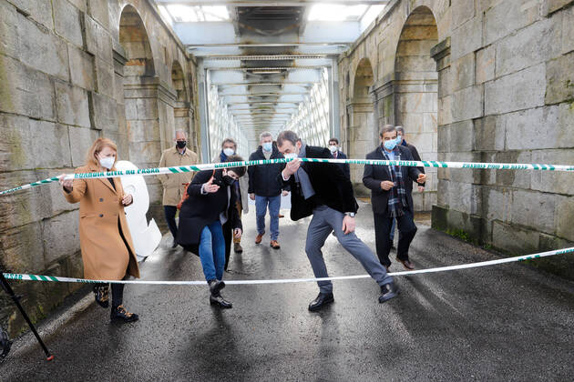 The mayor of Tui, Enrique Cabaleiro (1r) on his arrival at a protest at the border closure linking Arbo (Galicia) and Melgaco (Portugal), on the Tui-Valenca international bridge, on February 4, 2021. The Government of Portugal closed its border with Spain last Friday, January 29, for an initial period of two weeks, in an attempt to contain the spread of the coronavirus pandemic, which has reached unprecedented levels in Portuguese territory during this month. 04 FEBRUARY 2021;BORDER;PORTUGAL;MAYORS;POLITICS Marta Vazquez Rodriguez LagenciaEP 02 04 2021 Pontevedra (Galicia) Pontevedra (Galicia) Spain Copyright: xMartaxVazquezxRodriguezx 3547732