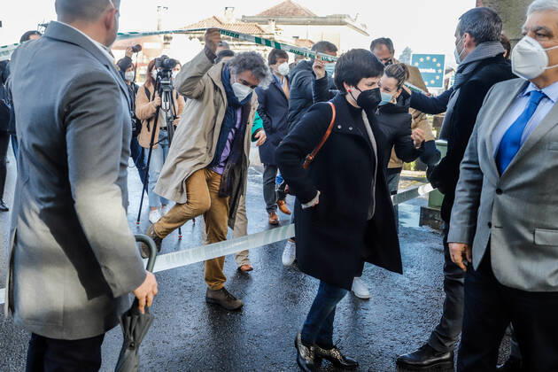 Mayors and mayors of the raia of the Minho to his arrival at a protest by the border closure linking Arbo (Galicia) and Melgaco (Portugal), in the international bridge Tui-Valenca, to 4 February 2021. The Government of Portugal closed its border with Spain last Friday, January 29, until an initial period of two weeks, in an attempt to contain the spread of the coronavirus pandemic, which has reached unprecedented levels in Portuguese territory during this month. 04 FEBRUARY 2021;BORDER;PORTUGAL;MAYORS;POLITICS Marta Vazquez Rodriguez LagenciaEP 02 04 2021 Pontevedra (Galicia) Pontevedra (Galicia) Spain Copyright: xMartaxVazquezxRodriguezx 3547738