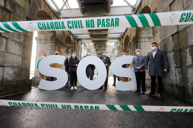 The Mayor of Tui, Enrique Cabaleiro (4l); the mayor of Valenca, Manuel Lopes (5l), the President of the EGTC of Minho and the President of the chamber of Vilanova de Cerveira, Fernando Nogueira (8l) and the Vice Director of the EGTC of Minho, Uxio Benitez (9l) and other mayors and mayors of the raia of the Minho during a protest by the border closure linking Arbo (Galicia) and Melgaco (Portugal), in the international bridge Tui-Valenca, on 4 February 2021. The Government of Portugal closed its border with Spain last Friday, January 29, for an initial period of two weeks, in an attempt to contain the spread of the coronavirus pandemic, which has reached unprecedented levels in Portuguese territory during this month. 04 FEBRUARY 2021;BO Copyright: xMartaxVazquezxRodriguezx 3547763