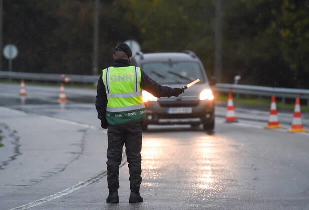 February 4, 2021, Monfortinho, Portugal: A Portuguese Republican National Guard officer (GNR), stops a car at the border between Portugal and Spain..From January 31, Portugal closed its land border with Spain, for a period of at least two weeks in an attempt to contain the virus. Just essential movements are still allowed, such for workers, medical reasons and goods™ transportation. Monfortinho Portugal - ZUMAs197 20210204_zaa_s197_171 Copyright: xGustavoxValientex