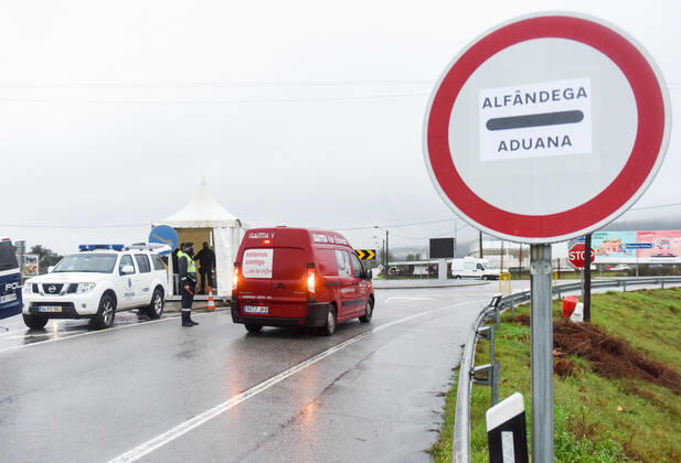 February 4, 2021, Monfortinho, Portugal: Border police officer inspects a van at a checkpoint..Since January 31, Portugal closed its land border with Spain, for a period of at least two weeks in an attempt to contain the virus. Just essential movements are still allowed, such for workers, medical reasons and goods™ transportation. Monfortinho Portugal - ZUMAs197 20210204_zaa_s197_180 Copyright: xGustavoxValientex
