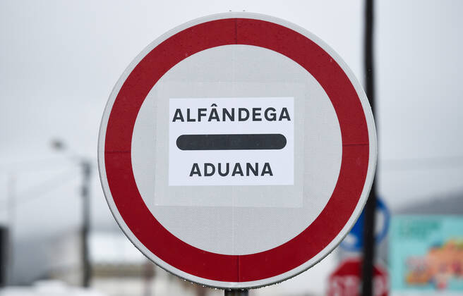 February 4, 2021, Monfortinho, Portugal: A view of a traffic border sign at the border between Portugal and Spain..Since January 31, Portugal closed its land border with Spain, for a period of at least two weeks in an attempt to contain the virus. Just essential movements are still allowed, such for workers, medical reasons and goods™ transportation. Monfortinho Portugal - ZUMAs197 20210204_zaa_s197_187 Copyright: xGustavoxValientex