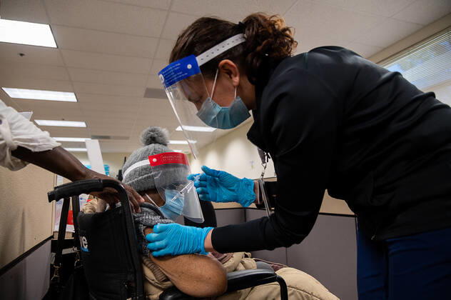 February 4, 2021, Sacramento, CA, USA: Physician Kelly Burke gives the Pfizer COVID-19 vaccine to 107 year-old Edna Brown during a large -scale COVID-19 vaccine clinic by Sutter Health on Thursday, Feb. 4, 2021 in Sacramento. Seniors and healthcare workers are getting their first doses of the Pfizer COVID-19 vaccine. Sacramento USA - ZUMAj89_ 1000627553st Copyright: xPaulxKitagakixJr.x