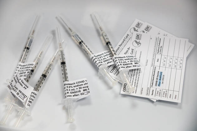 February 4, 2021, Sacramento, CA, USA: A tray holds doses of the Pfizer COVID-19 vaccine ready to be administered during a large -scale COVID-19 vaccine clinic by Sutter Health at on Thursday, Feb. 4, 2021 in Sacramento. Sutter Health are vaccinating 800 seniors and healthcare workers with their first doses of the Pfizer COVID-19 vaccine. Sacramento USA - ZUMAj89_ 1000627556st Copyright: xPaulxKitagakixJr.x