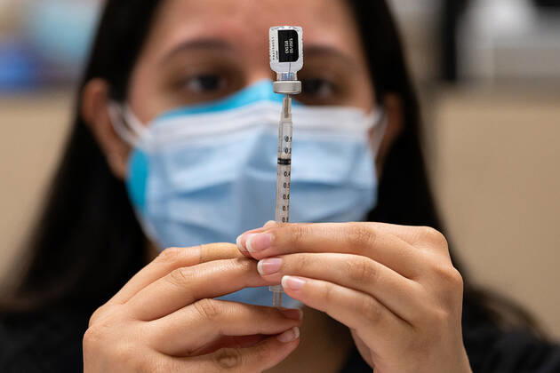 February 4, 2021, Sacramento, CA, USA: Diljot Kahlon prepares a dose of Pfizer COVID-19 vaccine during a large -scale COVID-19 vaccine clinic by Sutter Health at on Thursday, Feb. 4, 2021 in Sacramento. Sutter Health are vaccinating 800 seniors and healthcare workers with their first doses of the Pfizer COVID-19 vaccine. Sacramento USA - ZUMAj89_ 1000627582st Copyright: xPaulxKitagakixJr.x