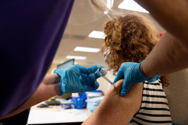 February 4, 2021, Sacramento, CA, USA: Sutter Health worker administers COVID-19 vaccine during a large -scale COVID-19 vaccine clinic by Sutter Health at on Thursday, Feb. 4, 2021 in Sacramento. Sutter Health are vaccinating 800 seniors and healthcare workers with their first doses of the Pfizer COVID-19 vaccine. Sacramento USA - ZUMAj89_ 1000627589st Copyright: xPaulxKitagakixJr.x