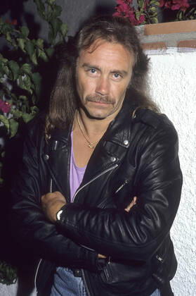 Ian Hill von Judas Priest bei einem Photoshooting in einer Villa. Marbella, 11.07.1990
