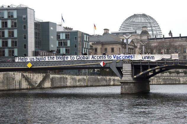 Plakataktion der Universities Allied for Essential Medicines (UAEM) für die gerechtere Verteilung der Impfstoffe weltweit. Die UAEM setzt sich weltweit in 21 Ländern für einen globalen Zugang zu medizinischer Versorgung und einer am sozialen Nutzen orientierten Forschung ein. Berlin, 05.02.2021