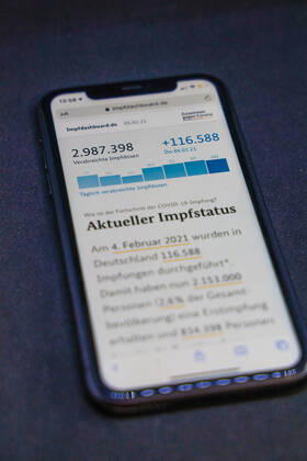 Impfdashboard des Bundesministerium für Gesundheit - Aktueller Impfstatus DEU, Deutschland, Berlin, 05.02.2021: Impfdashboard.de Stand: 05. Februar 2021, 11:15 Uhr, angezeigt auf einem iPhone. Fortschritt der COVIDâ -â 19â -â Impfung.